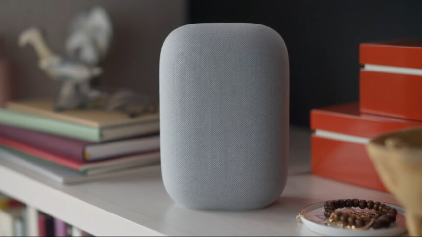 Der Smart Speaker Google Nest Audio auf einem Regal.