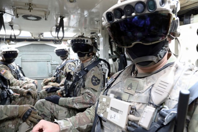 一名美国士兵戴着带面罩的大头盔，前面装有许多摄像头和传感器。