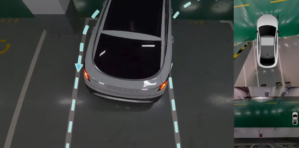 Ein autonom fahrendes Auto der Marke ARCFOX parkt automatisch in einem Parkhaus ein.