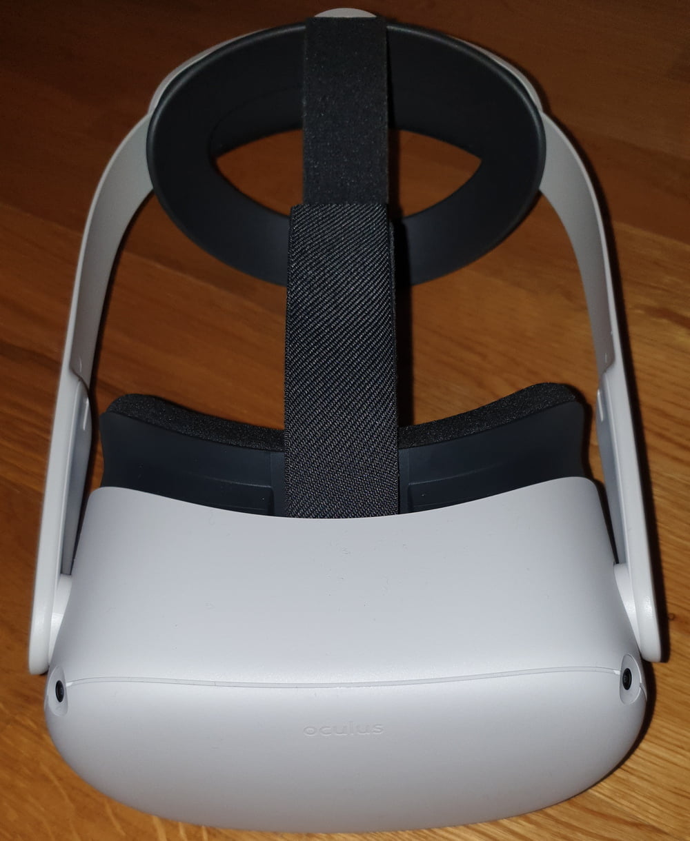 VR-Brille Oculus Quest 2 mit Elite Strap von schräg oben, frontal