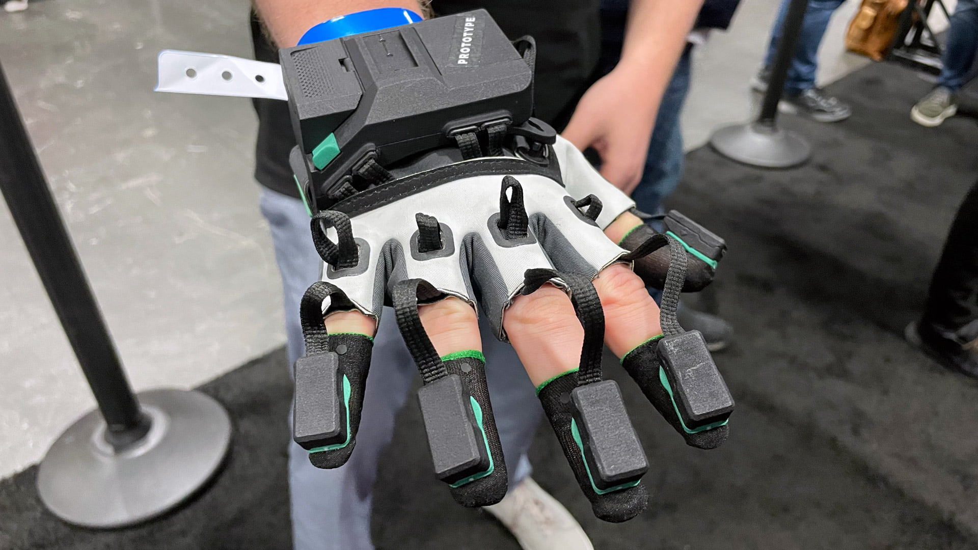 Manus Metaglove: VR gloves with precise finger