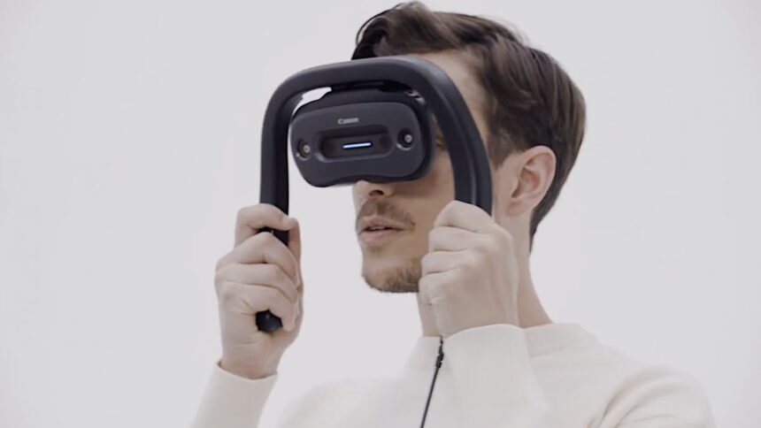 Mann hält die MREAL-X1 per Handheld an das Gesicht