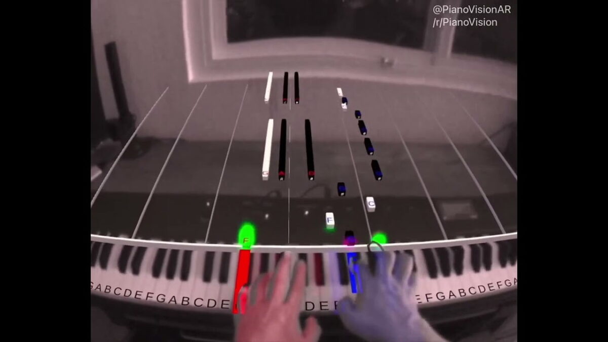 A player presses via mixed reality on a filmed MIDI keyboard, towards which virtual note blocks fly.