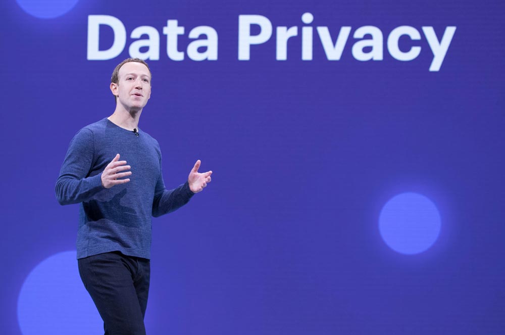 Facebook-Chef Mark Zuckerberg spricht auf einer Bühne über Data Privacy