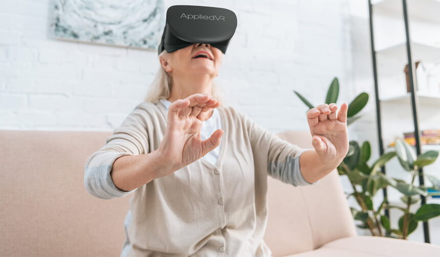 Eine Frau mit VR-Brille schaut glücklich in die Kamera