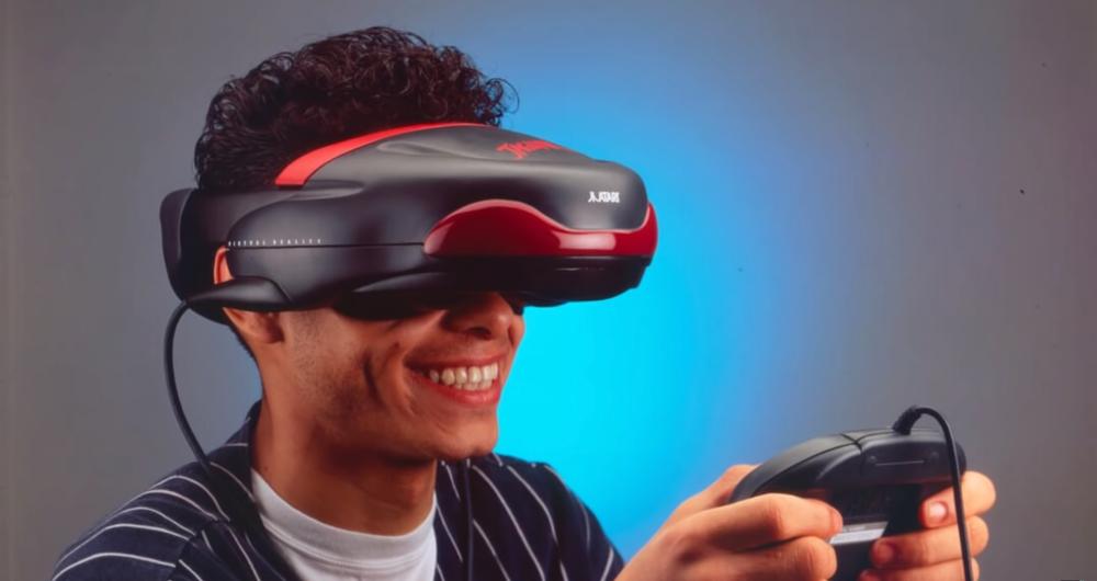 Ein junger Mann trägt die VR-Brille des Atari Jaguar und hält einen Controller in den Händen