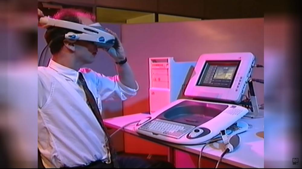 Ein Mann setzt sich die VR-Brille Visette 2 des Project Elysium-Systems auf