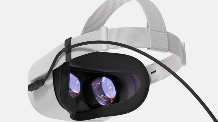 Facebook'un Oculus Quest arkadan iki VR kulaklığı ve ona bağlı siyah bir Oculus Link kablosu