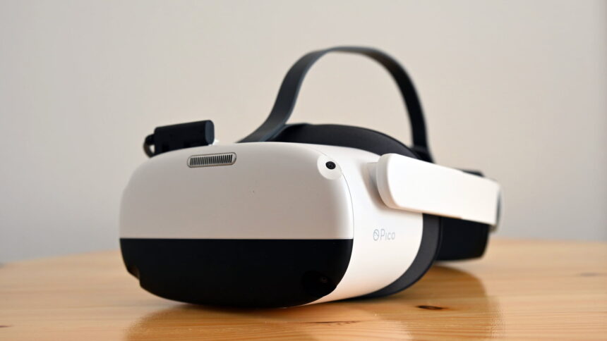 VR-Brille Pico Neo 3 Link auf einem Tisch, Ansicht von schräg rechts vorne
