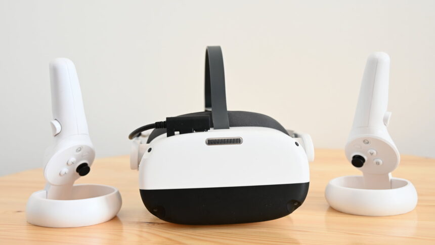 VR-Brille Pico Neo 3 Link mit Controllern auf einem Tisch