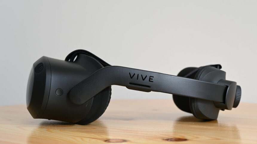 VR-Brille Vive Focus 3 von der Seite