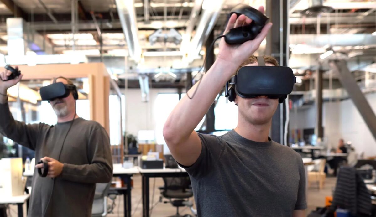 Zuckerberg tries out an Oculus Rift 3 at Oculus Connect 3.