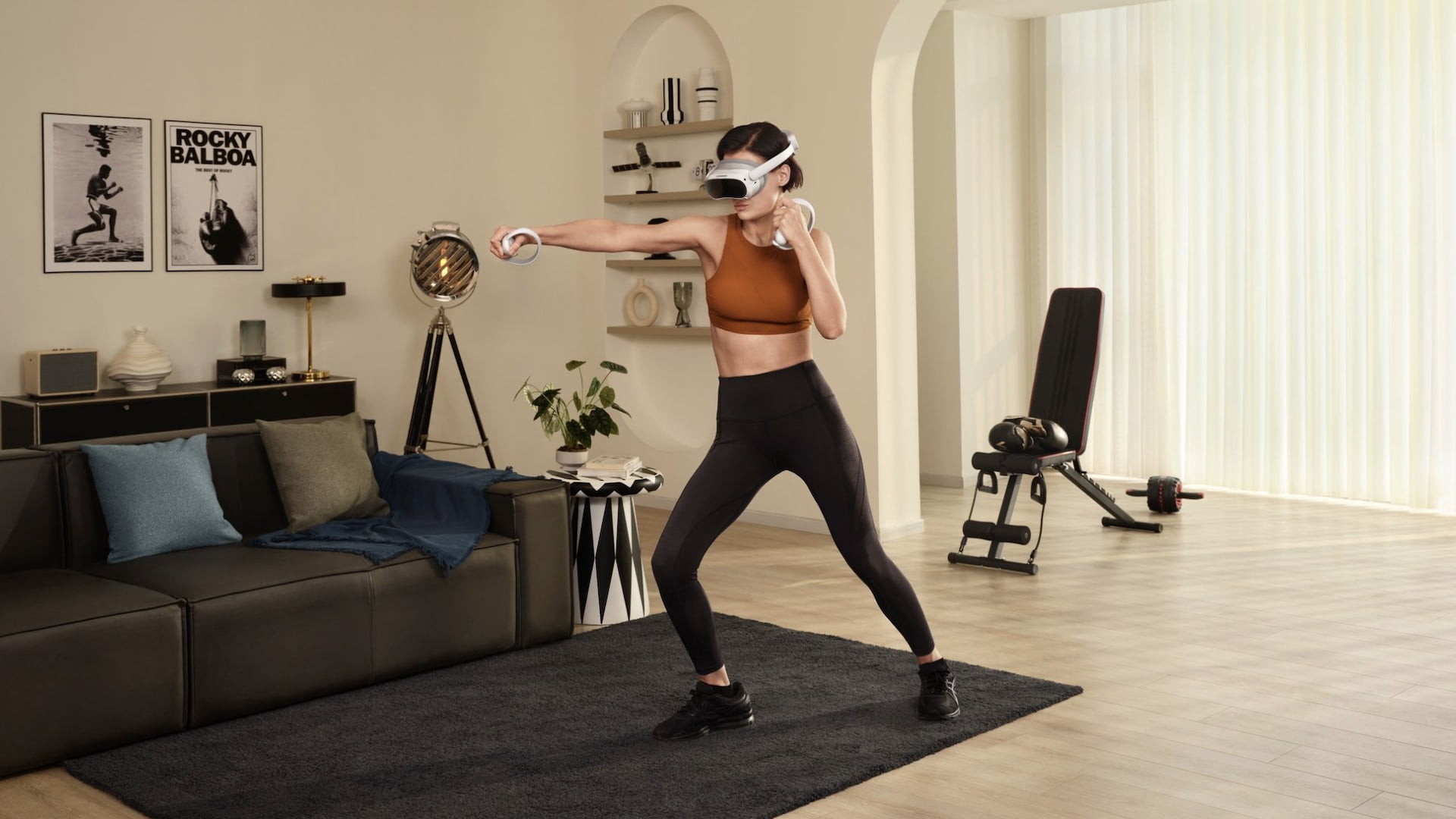 Sportliche Frau spielt ein VR-Boxspiel mit Pico 4 im Wohnzimmer.