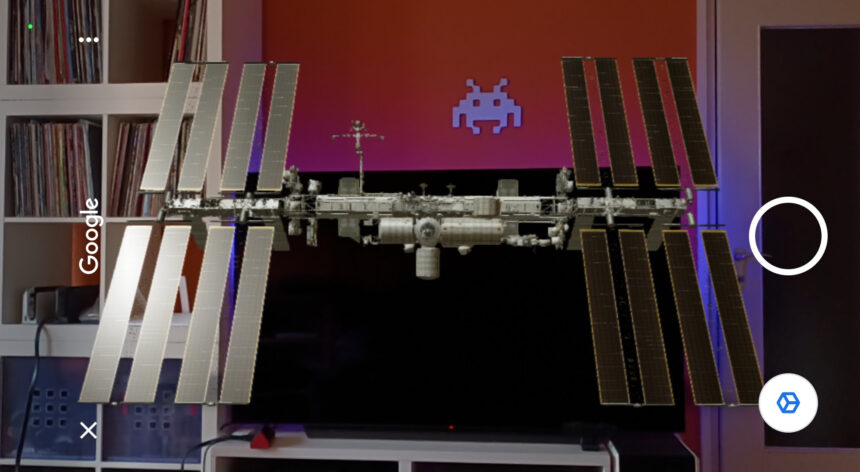 Die Raumstation ISS schwebt als räumliches AR-Objekt im Wohnzimmer.