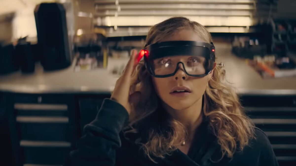 In the new sci-fi series "Periphery," Chloë Grace Moretz uses a mysterious headset that takes her into a lifelike virtual reality.