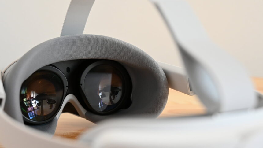 Blick ins innere der VR-Brille Pico 4, über den Headstrap hinweg auf die großen Linsen