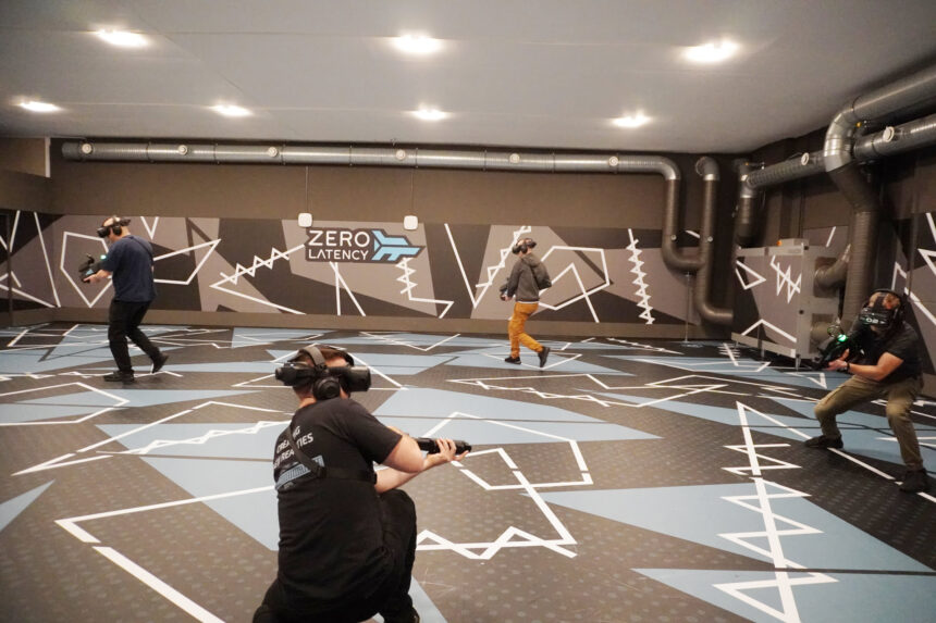VR-Spielende laufen durch eine Im Saal mit 190 Quadratmetern.