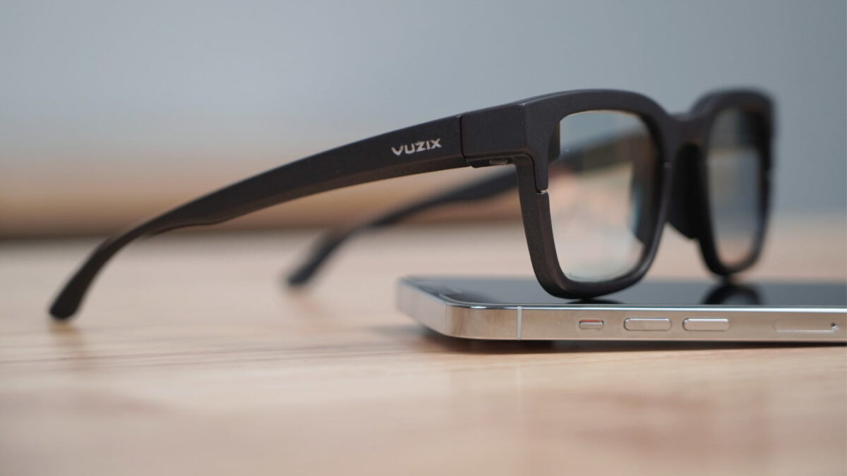 Vuzix wants to conquer the consumer market with lightweight and fashionable data glasses. What can the Vuzix Ultralite do?
