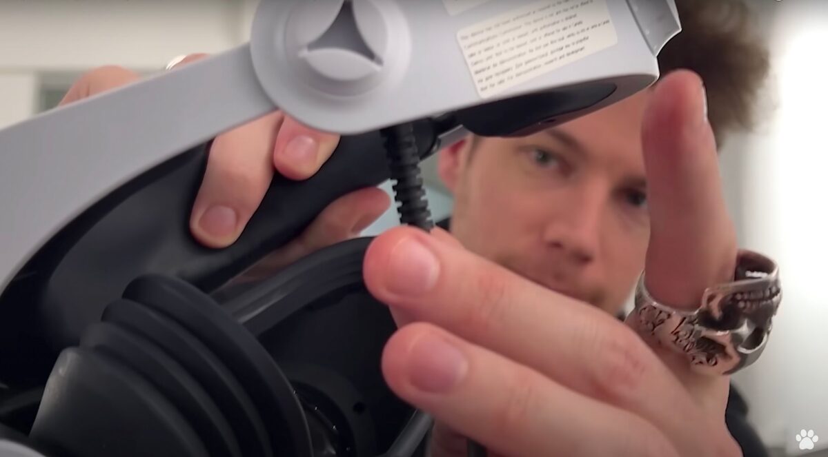 Youtuber Myles Dyer shows the cable exit of the PSVR 2 in a close-up.