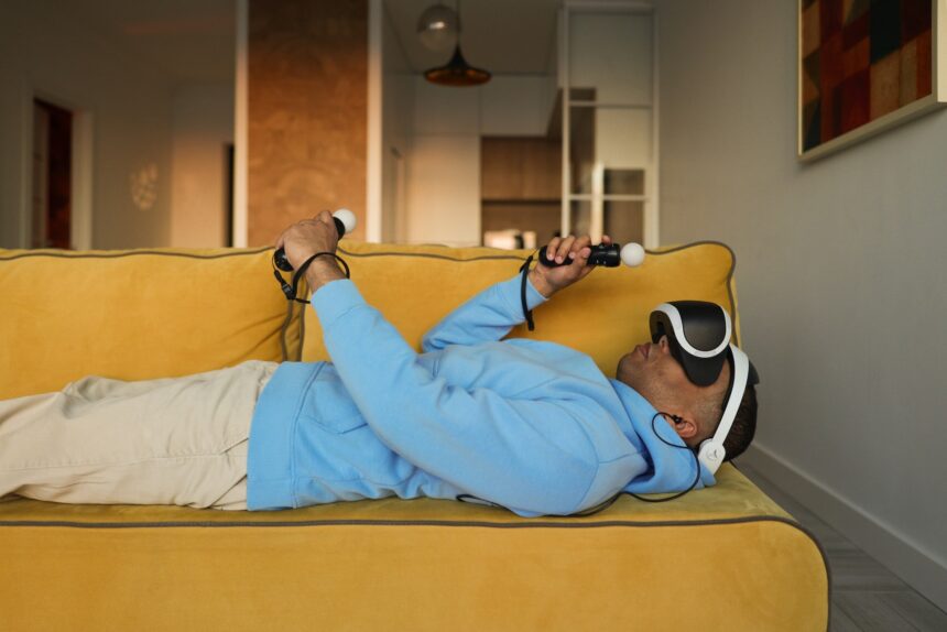 Utente VR con Playstation VR sdraiato sul divano.