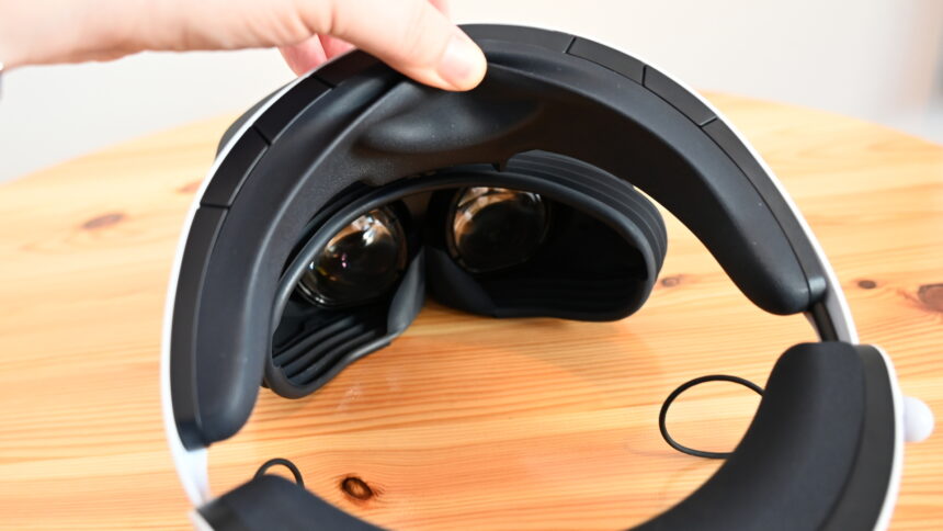 Presses à main Stirnplster de PSVR 2, le casque VR est placé sur la table