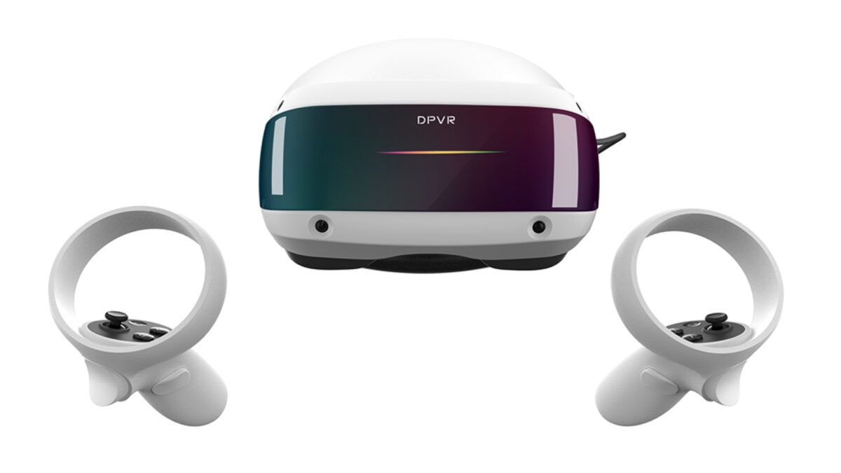 The VR headset DPVR E4 with two VR-controllers.