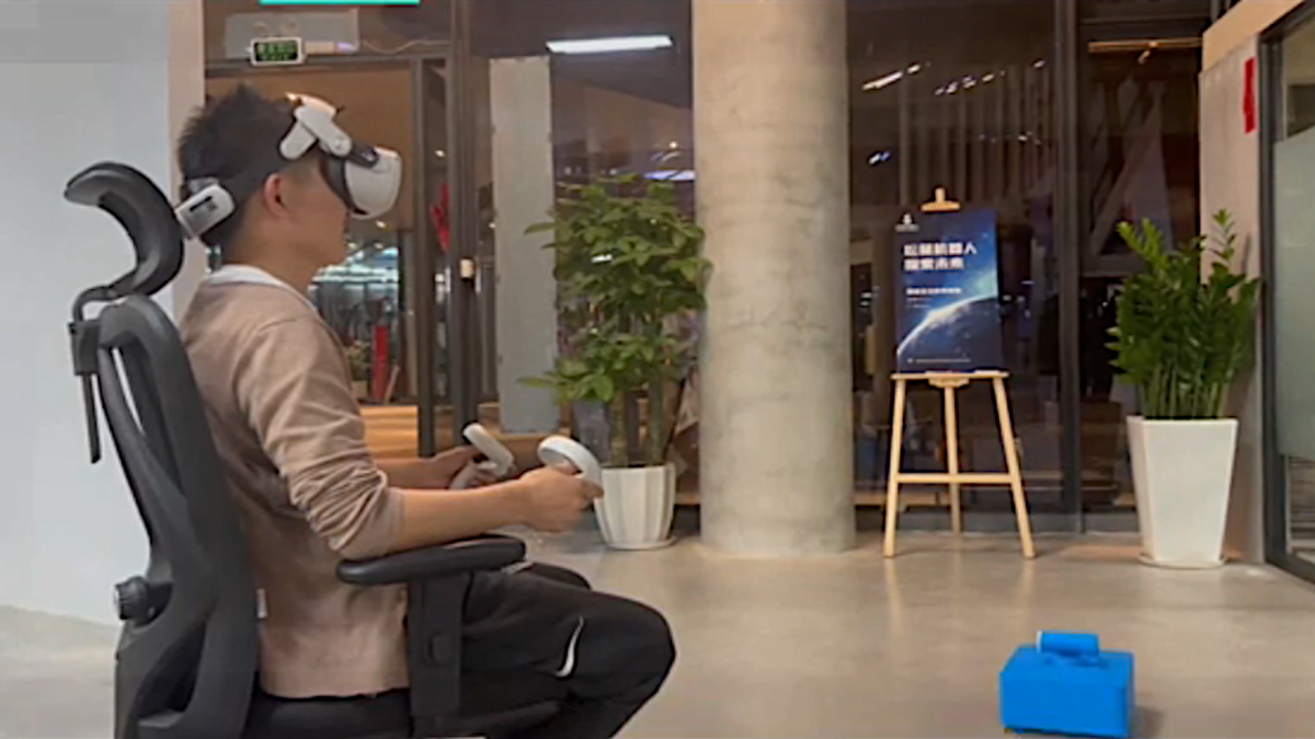 Sitting on a swivel chair, the VR tinkerer controls a remote-controlled robot with the Quest 2.