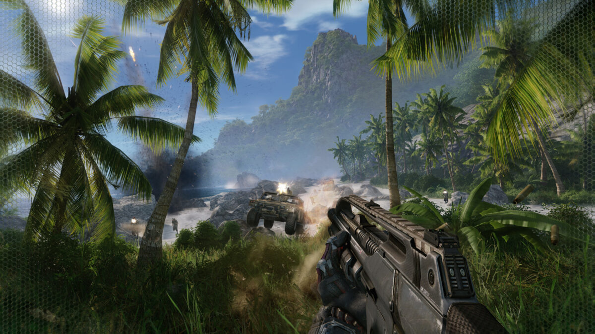 Zrzut ekranu z Crysis Remastered przedstawiający scenę walki na palmowej plaży.