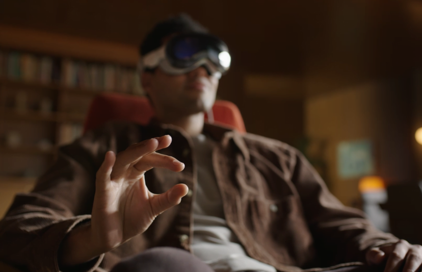 Apple Vision Pro VR/AR kulaklık, sesle olduğu kadar göz ve el takibiyle de kontrol ediliyor.