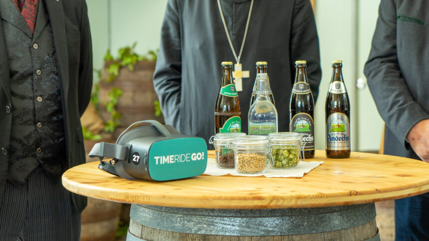 Andechs manastır bira fabrikası turu sırasında bir masada VR kulaklık ve bira şişeleri