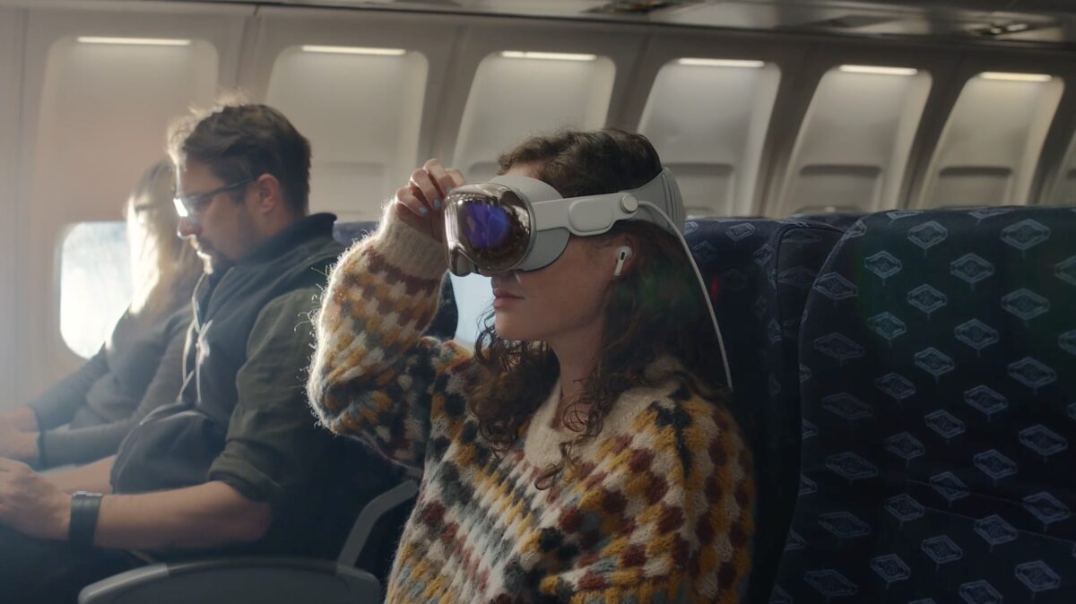 Frau mit Vision Pro im Flugzeug.