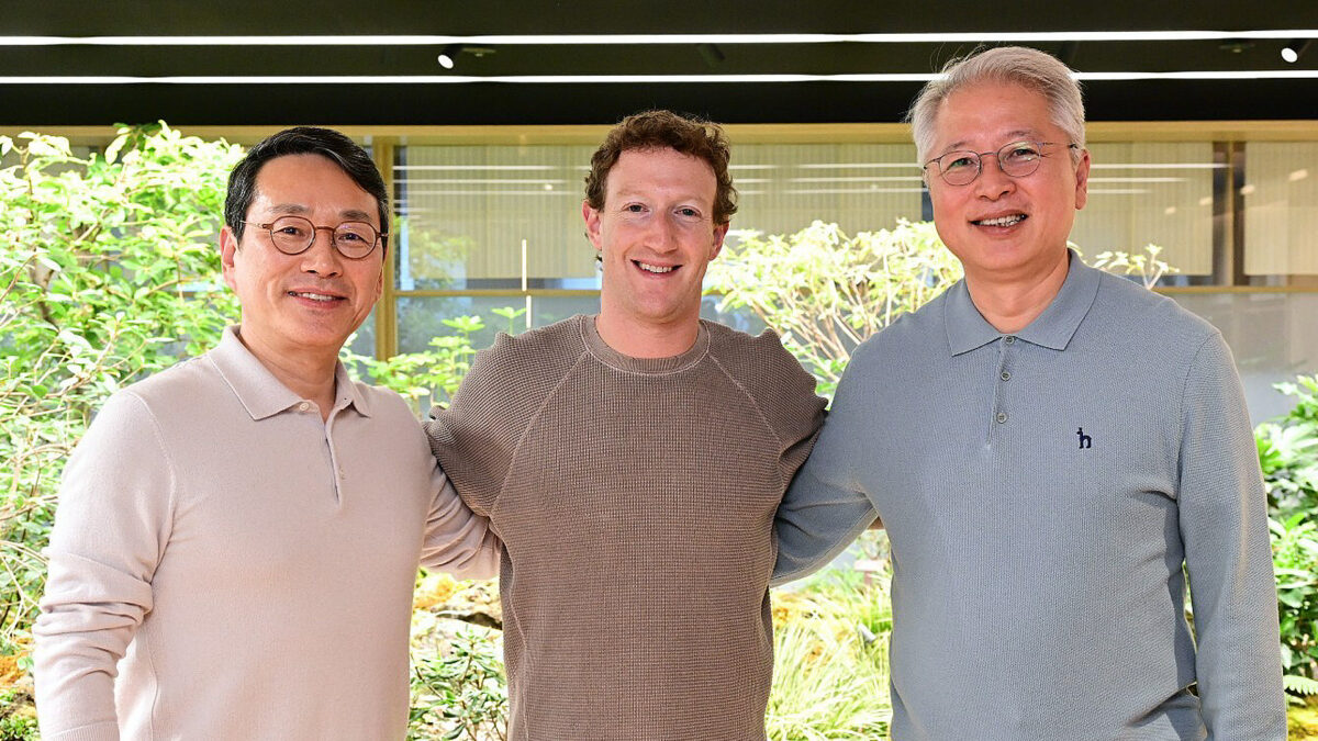 Mark Zuckerberg with LG CEO William Cho and Park Hyoung-sei, President of the Home Entertainment Company.