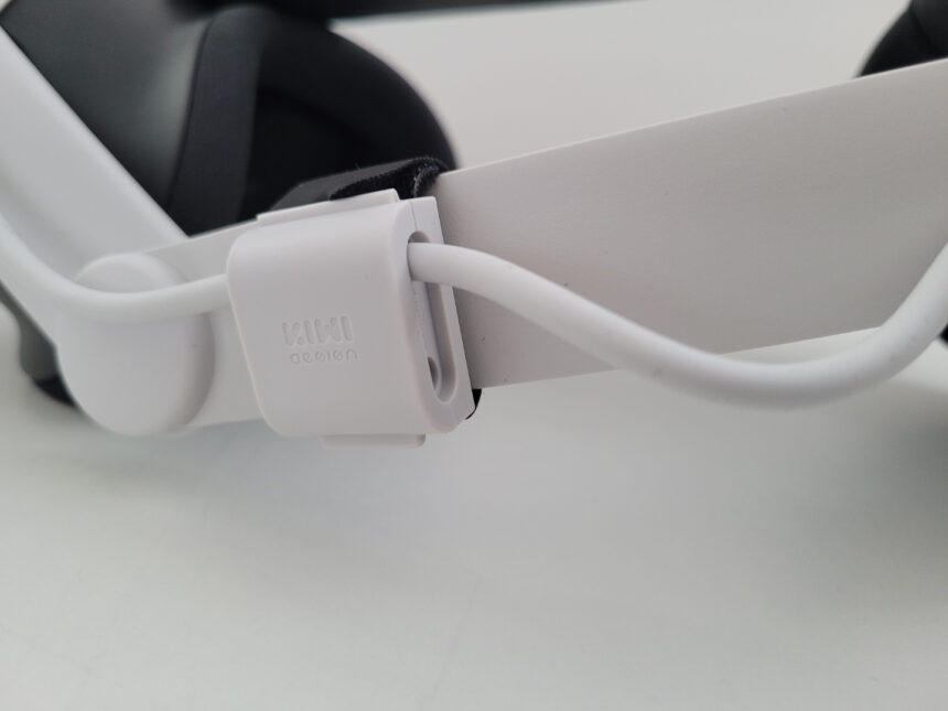 Ένα σετ μικροφώνου-ακουστικού Meta Quest 3 VR με μπαταρία κεφαλής Kiwi Comfort στο πλάι.