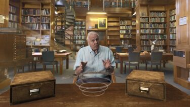 Take a natural history lesson with Sir David Attenborough on your Quest